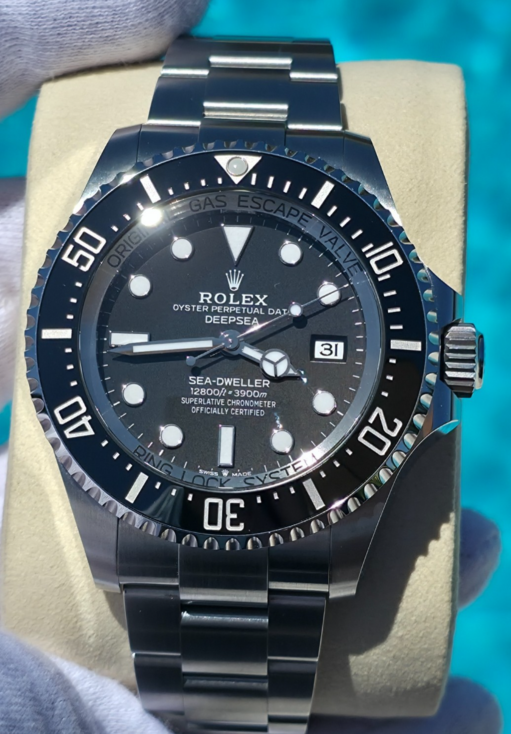Rolex Sea-Dweller — Ref. 126600 | Lightly Worn | Complete Full Set | 2023 - Mint