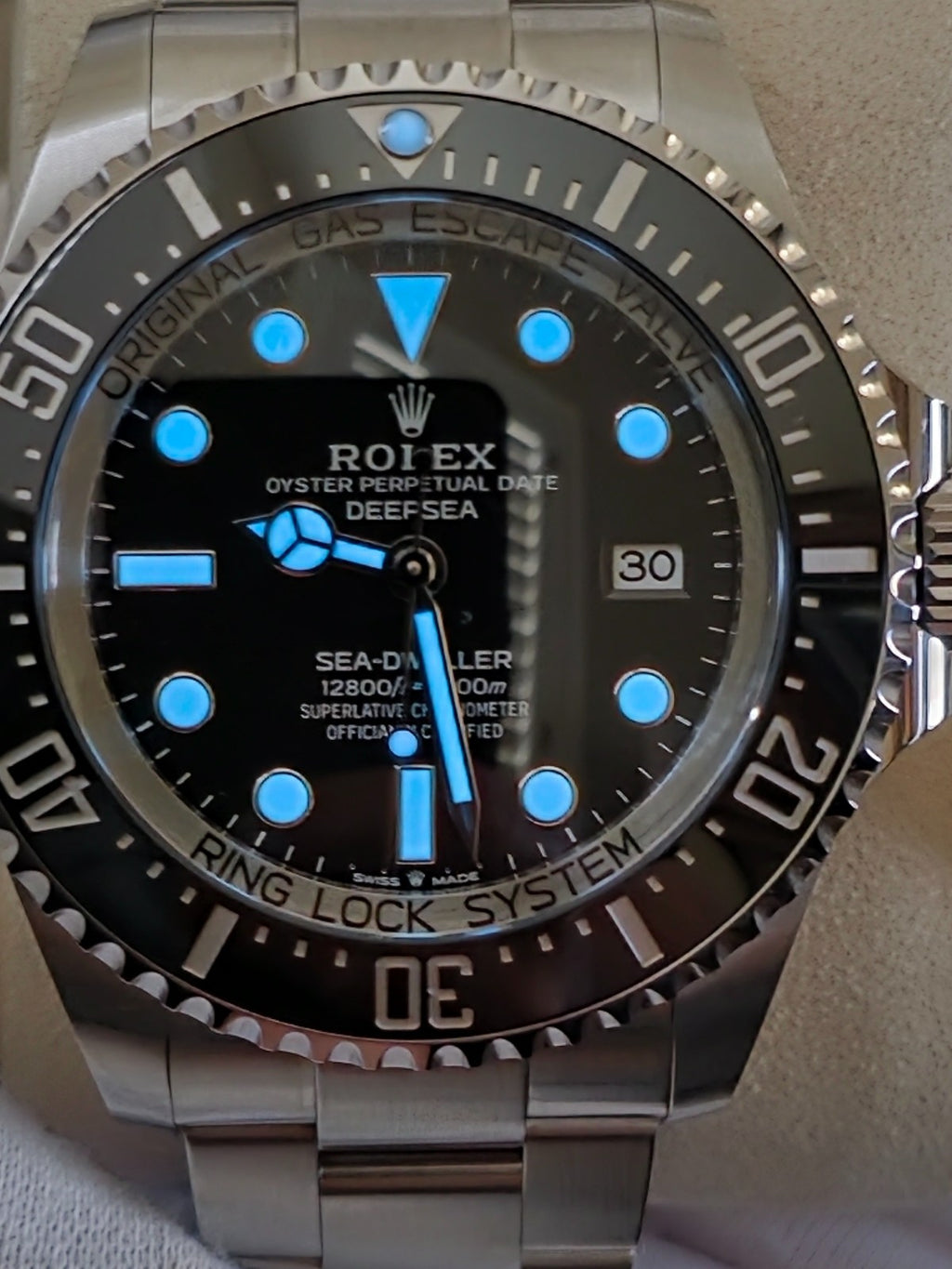 Rolex Sea-Dweller — Ref. 126600 | Lightly Worn | Complete Full Set | 2023 - Mint